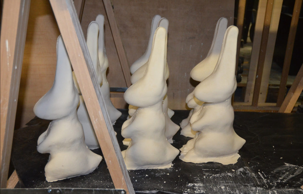 huit lapins en plâtre