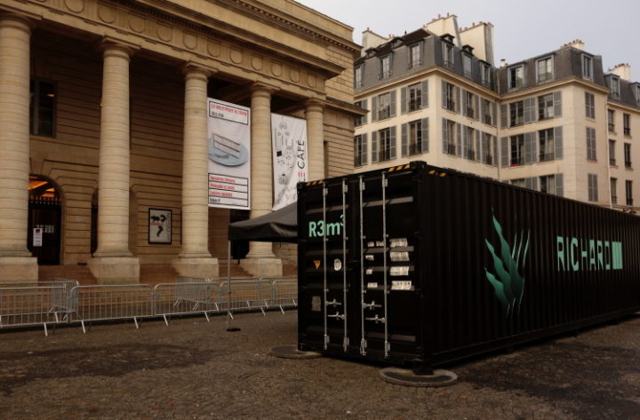 container R3m3 sur la place