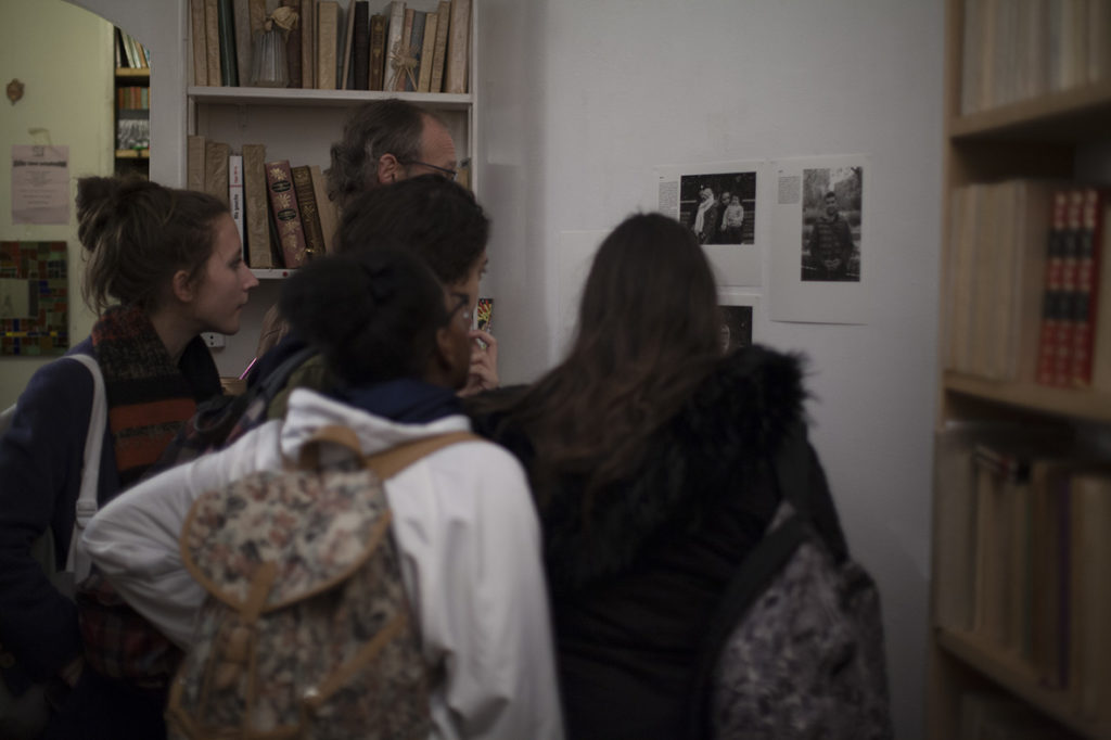 Sur l'un des murs, les portraits et interviews d'Audoniens réalisés par Yasmine et Kenza, deux jeunes du quartier Arago.