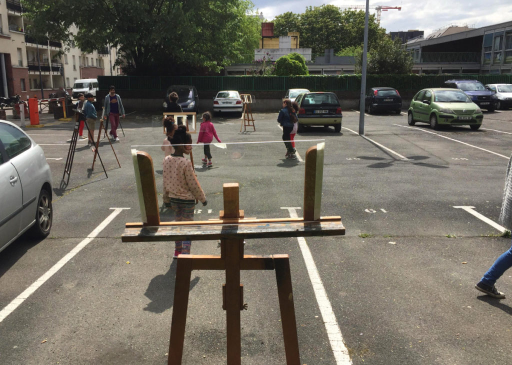 Installation des chevalets sur le parking de la rue Paul Langevin